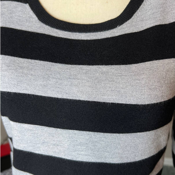 French Connection Women's Sweater Size M in Black and Gray Stripes NEW - Picture 2 of 7